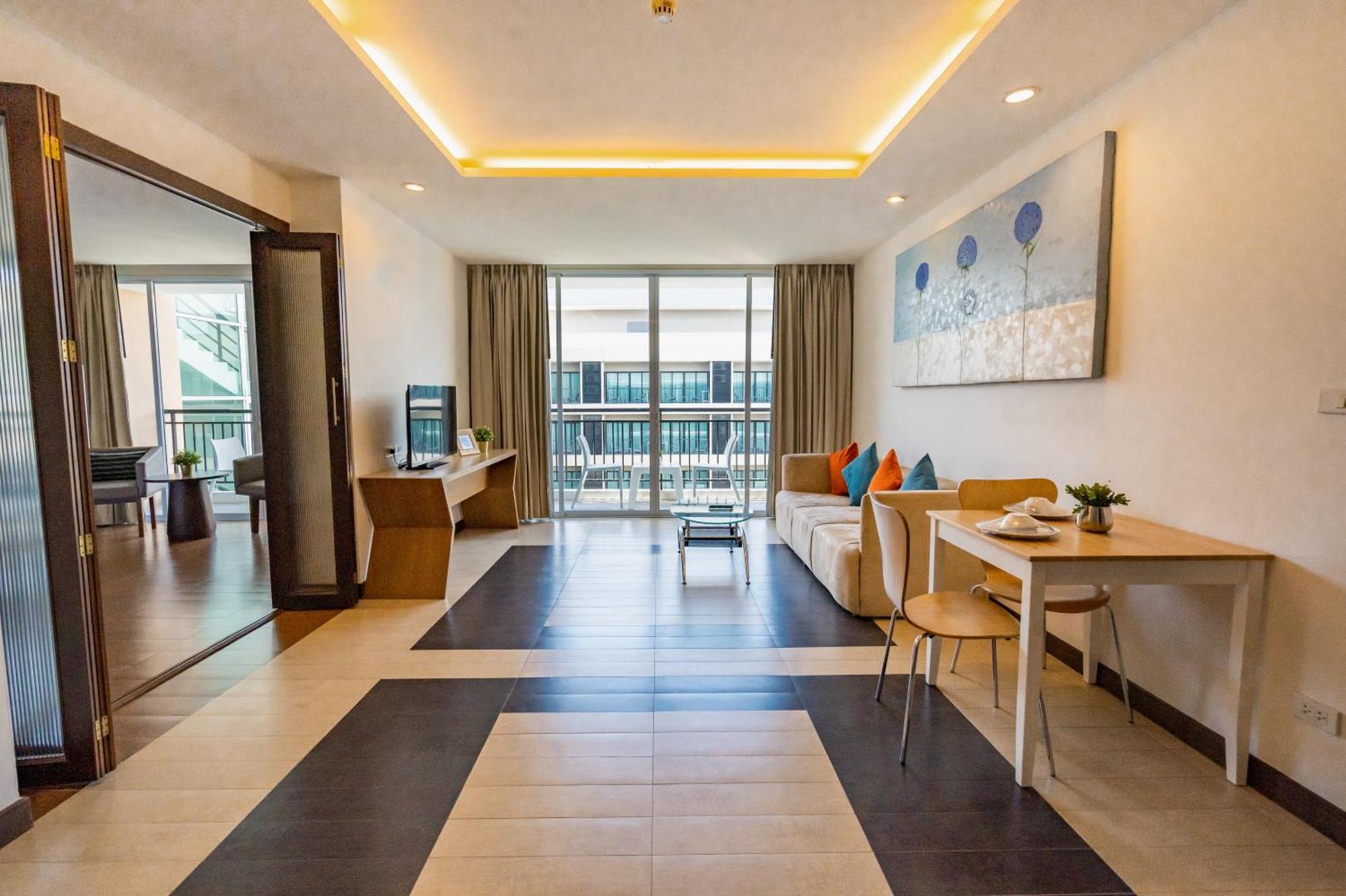 Hotel J Pattaya Esterno foto